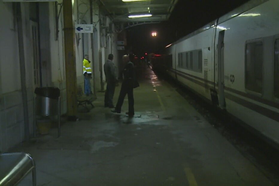 Comboio parado com 300 pessoas devido ao mau tempo