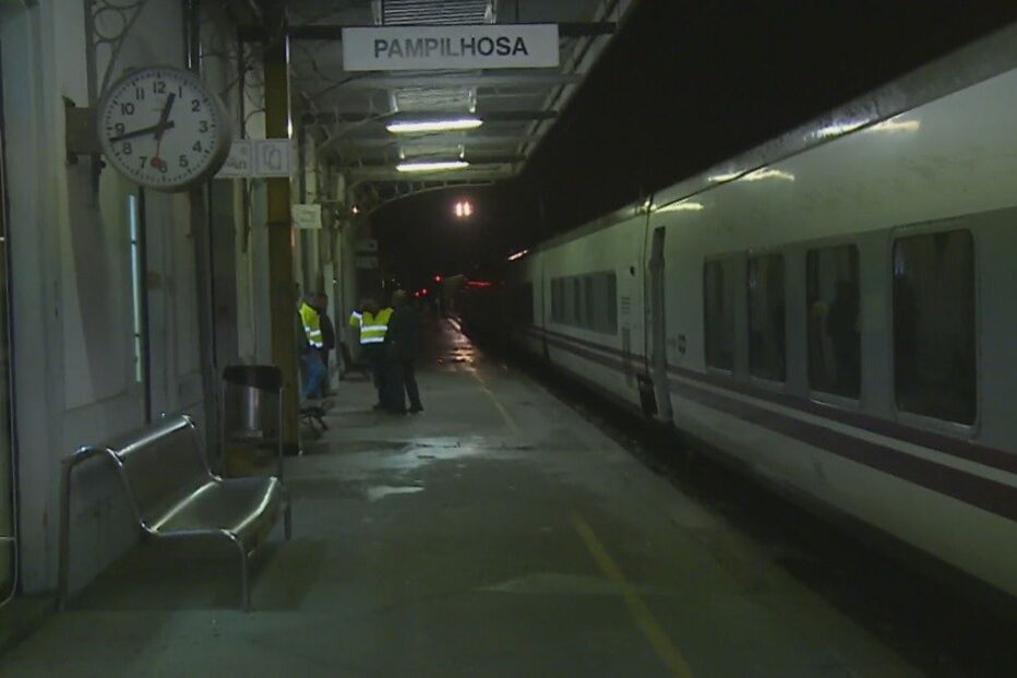 Comboio parado com 300 pessoas devido ao mau tempo