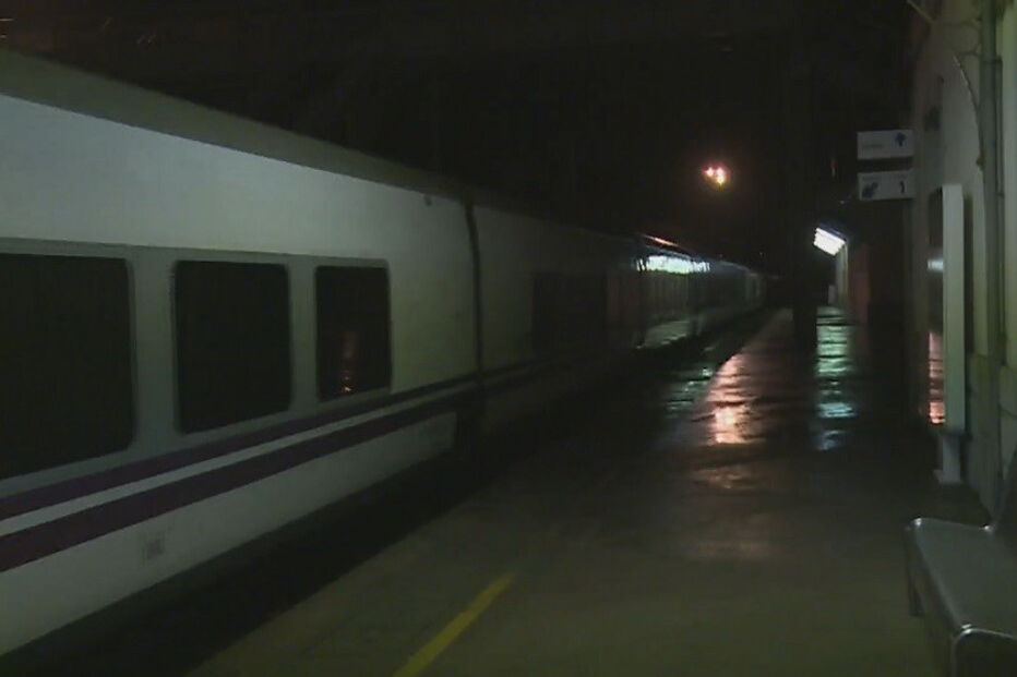 Comboio parado com 300 pessoas devido ao mau tempo