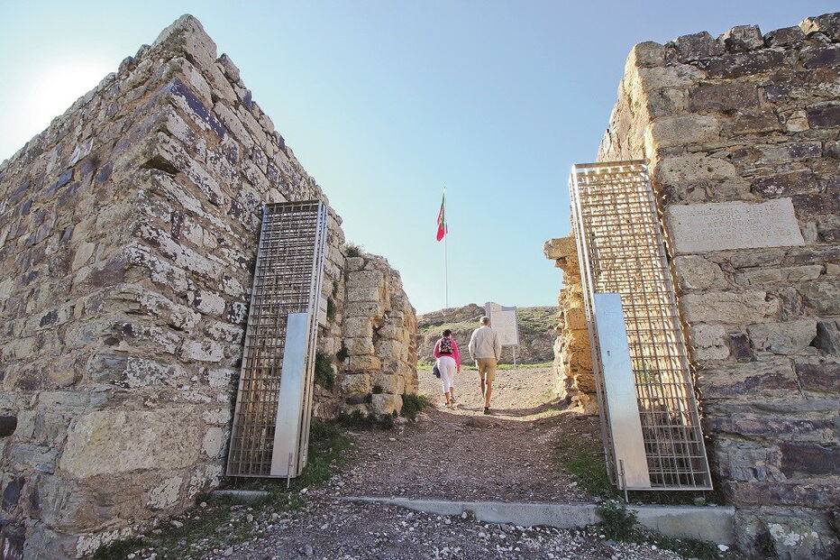2017-12-11_20_14.24 entrada principal do castelo de Aljezur.jpg