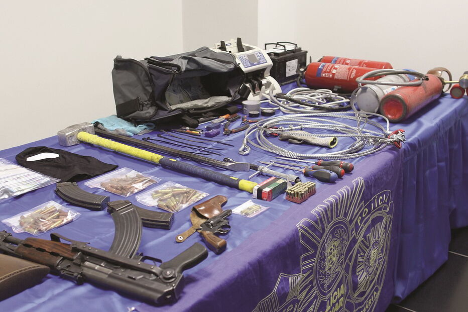 Armamento e material usado para os assaltos que foi apreendido aos três detidos 