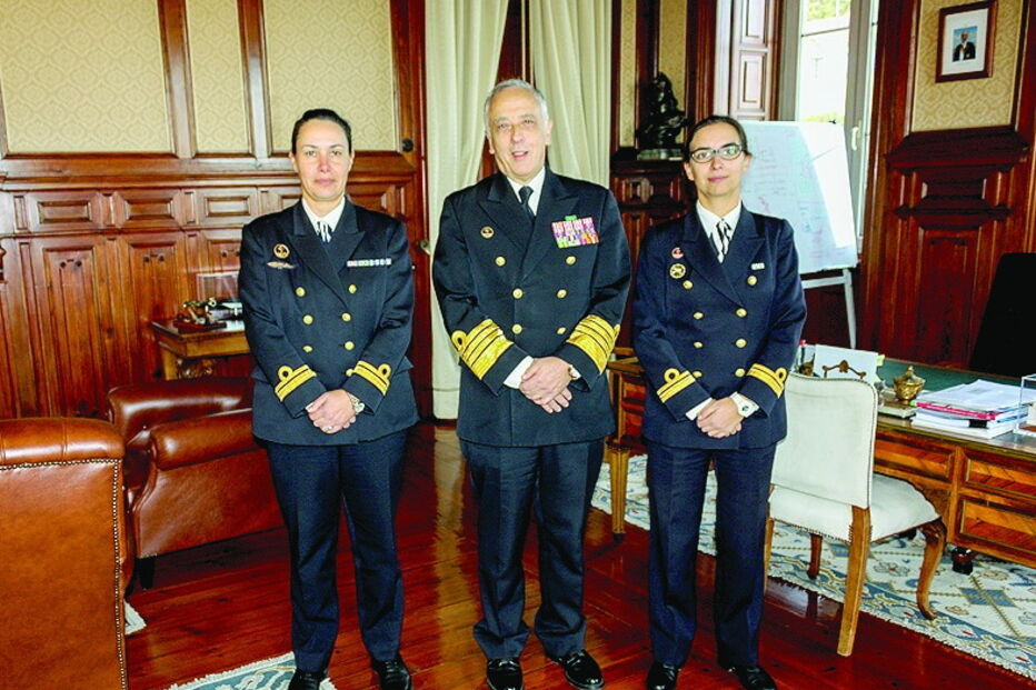 Almirante Silva Ribeiro indigitou Mónica Martins (esq.)  e Vânia Carvalho para os patrulhas oceânicos. 