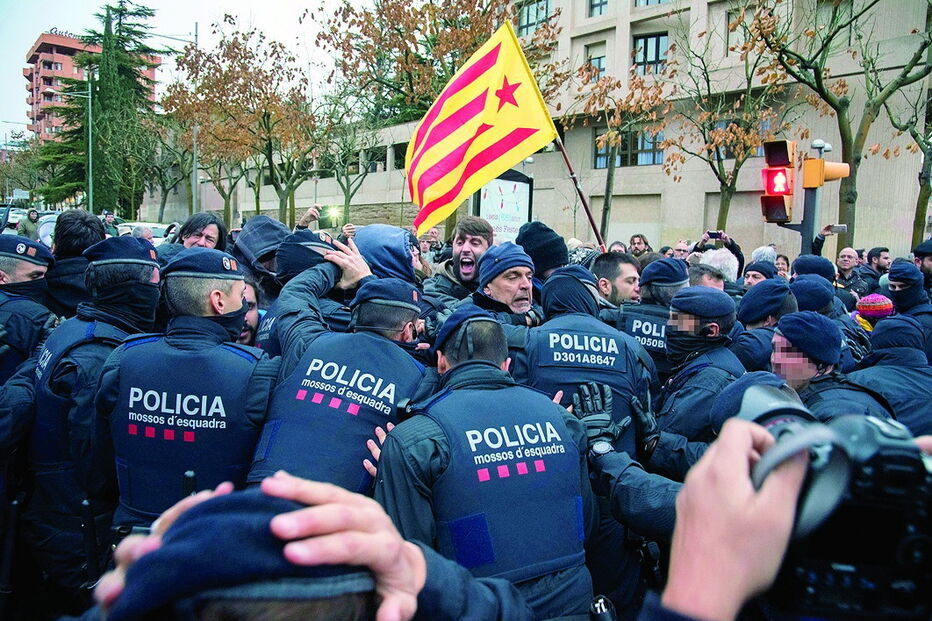 Independentistas tentaram furar cordão policial junto ao Museu de Lérida   