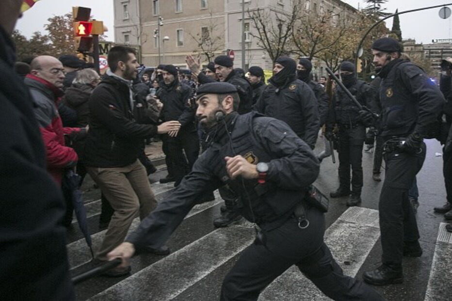 Independentistas tentaram furar cordão policial junto ao Museu de Lérida   
