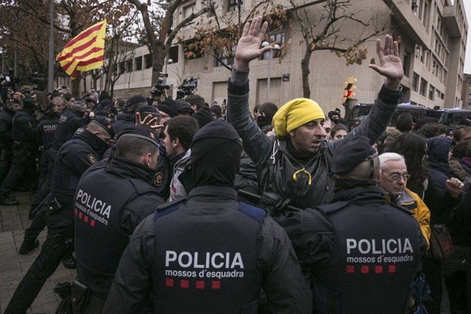 Independentistas tentaram furar cordão policial junto ao Museu de Lérida   