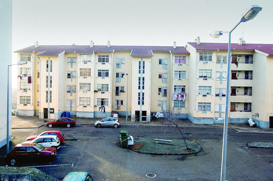 Moradores de alguns prédios do bairro da Rosa estão revoltados com degradação e sentem-se inseguros   