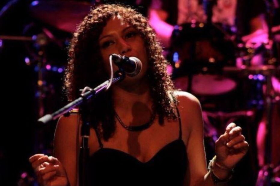 Devi Ka tinha 32 anos