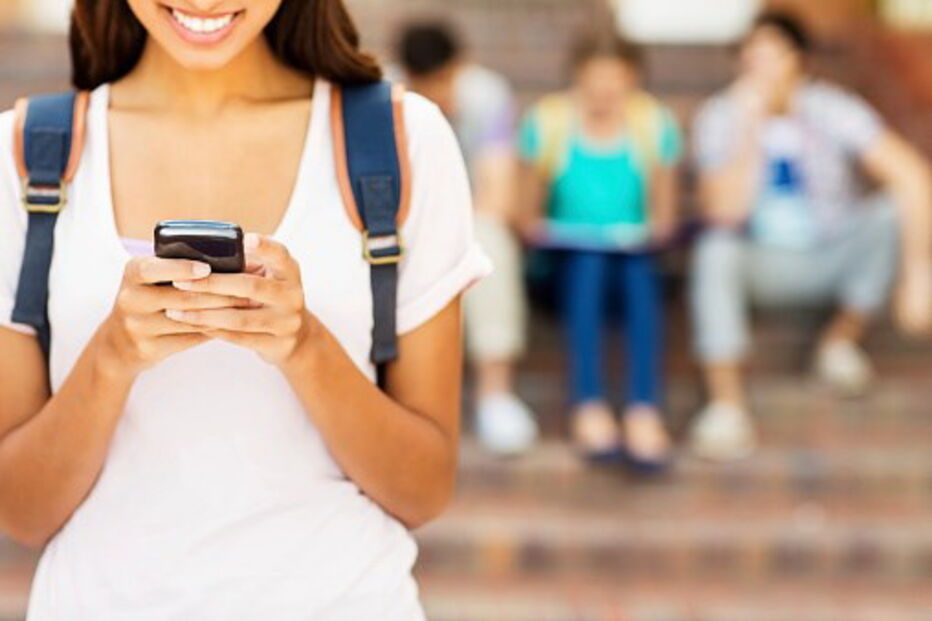 Pessoas a usar telemóvel