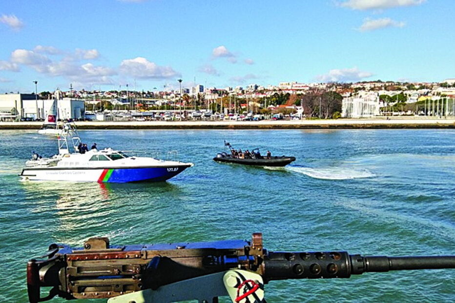 Presidente fez a revista naval a bordo de uma lancha. Na foto passa pelo HMS Ocean, do Reino Unido 