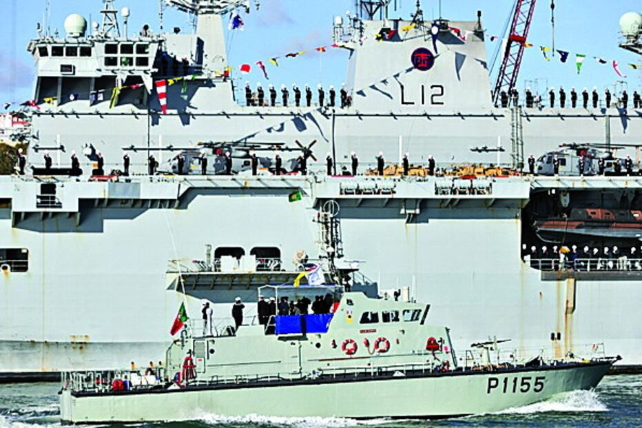 Presidente fez a revista naval a bordo de uma lancha. Na foto passa pelo HMS Ocean, do Reino Unido 