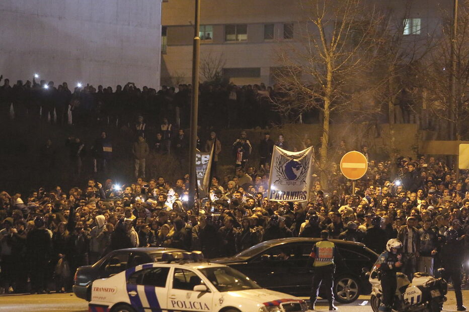 Confrontos ocorreram a cerca de uma hora do início do jogo  