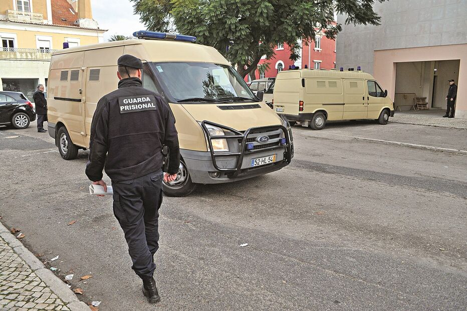 Condenados ontem  à entrada  do Tribunal  de Setúbal 	