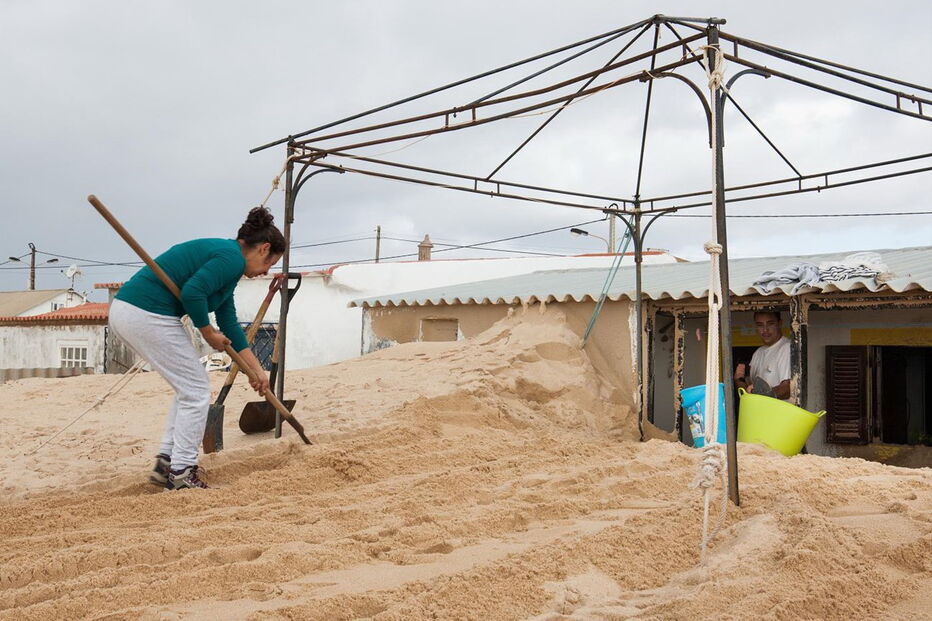 Moradores tiveram de retirar muita areia das varandas e de acessos às casas, mas não se registaram grandes danos 