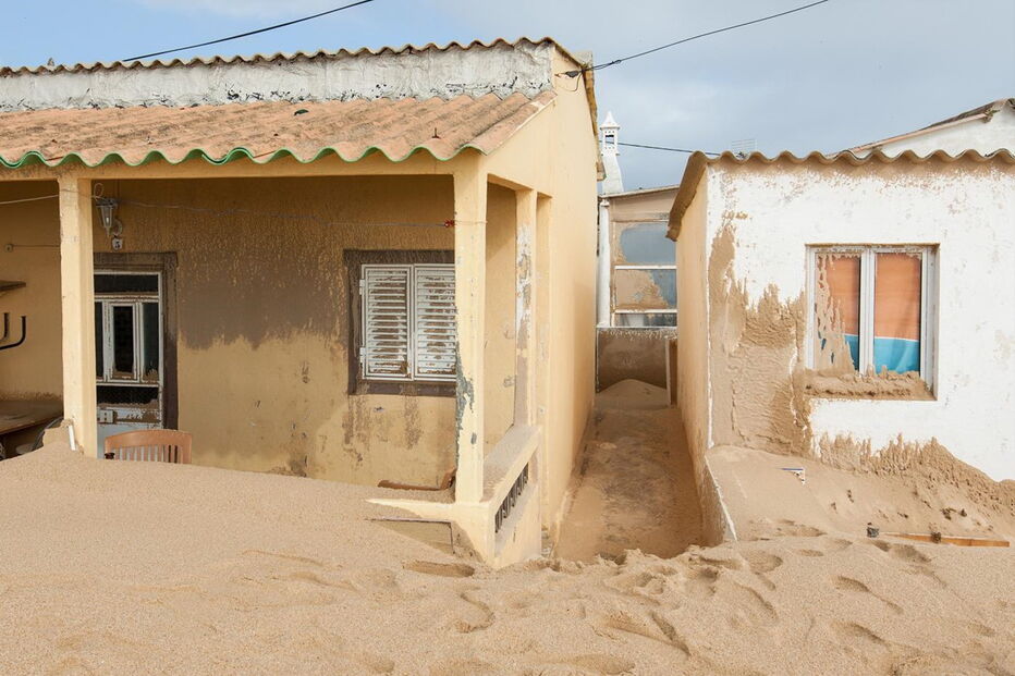 Moradores tiveram de retirar muita areia das varandas e de acessos às casas, mas não se registaram grandes danos 