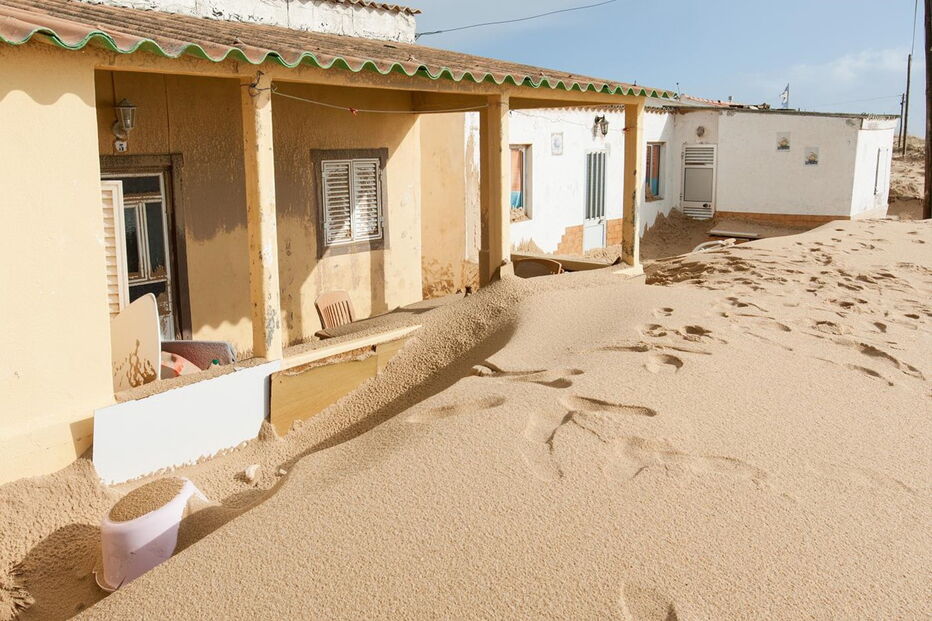 Moradores tiveram de retirar muita areia das varandas e de acessos às casas, mas não se registaram grandes danos 