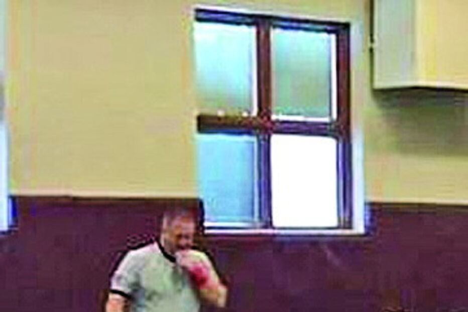 Rapaz socorre a irmã na altura errada