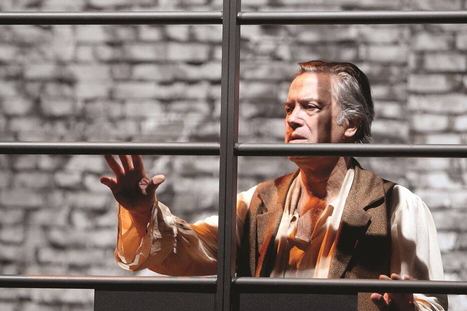 Virgílio Castelo é um homem condenado à morte na peça que Paulo Sousa Costa encenou no Teatro Armando Cortez  