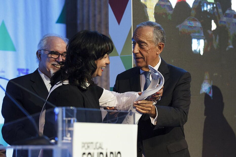 Marcelo entregou prémio a presidente da Raríssimas, em 2016