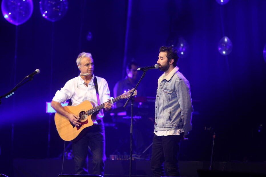 João Gil com Tiago Bettencourt, um dos muitos convidados do concerto de ontem no Campo Pequeno 