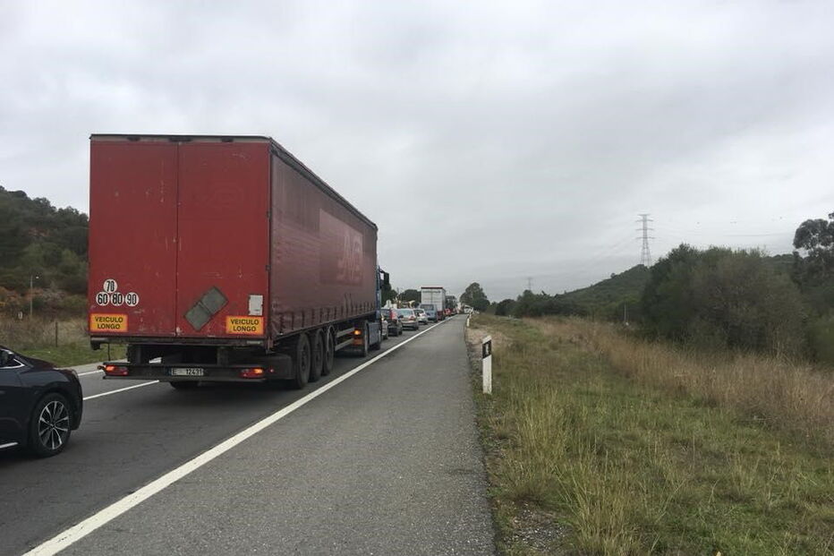 Despiste de camião obrigou à intervenção dos bombeiros e condicionou o trânsito durante várias horas