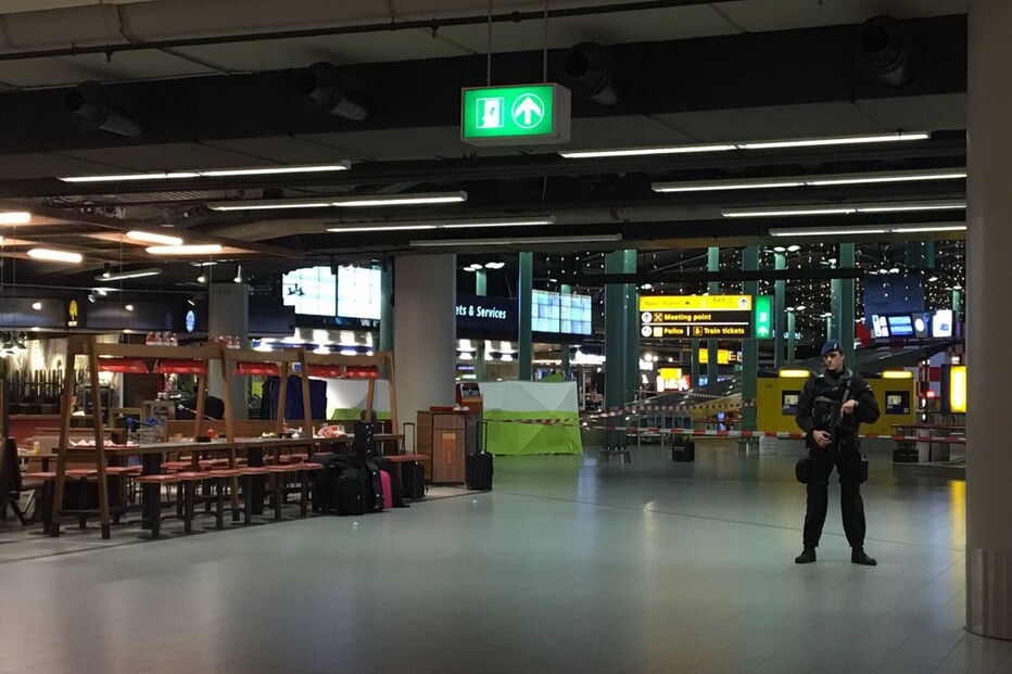 Polícia no aeroporto de Schipol, na Holanda