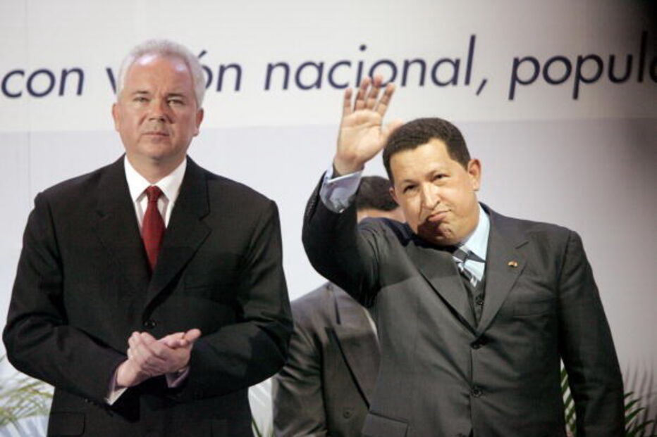 Rafael Ramirez, ex-ministro do Petróleo da Venezuela, com Hugo Chavéz, em 2013