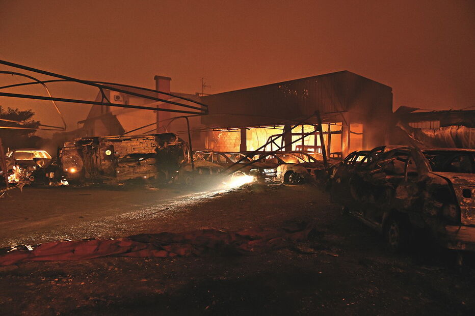 Fogo destruiu tudo à sua passagem. Carros, casas e propriedades consumidas 