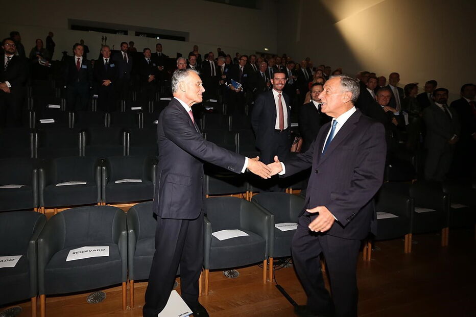 Marcelo Rebelo de Sousa esteve na reunião acompanhado pelo antigo Presidente da República, Cavaco Silva 