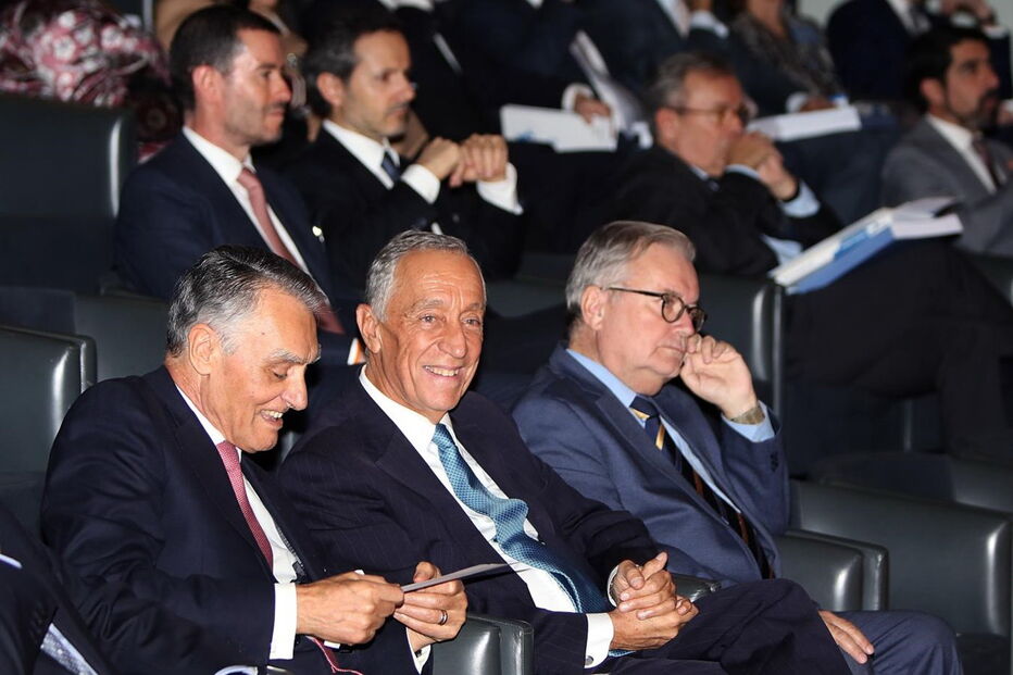 Marcelo Rebelo de Sousa esteve na reunião acompanhado pelo antigo Presidente da República, Cavaco Silva 