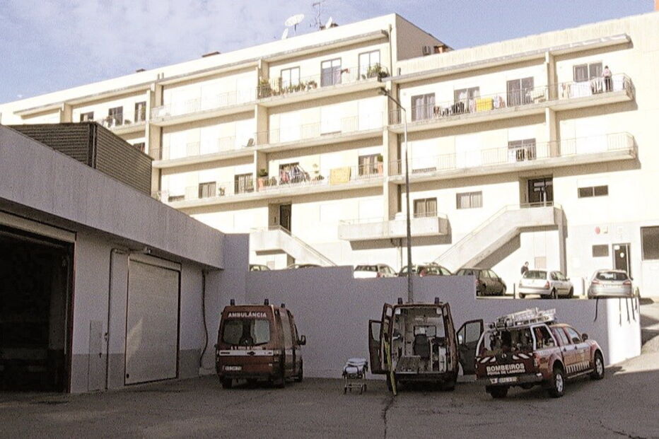 Bombeiro morre ao cair a colocar luzes de Natal