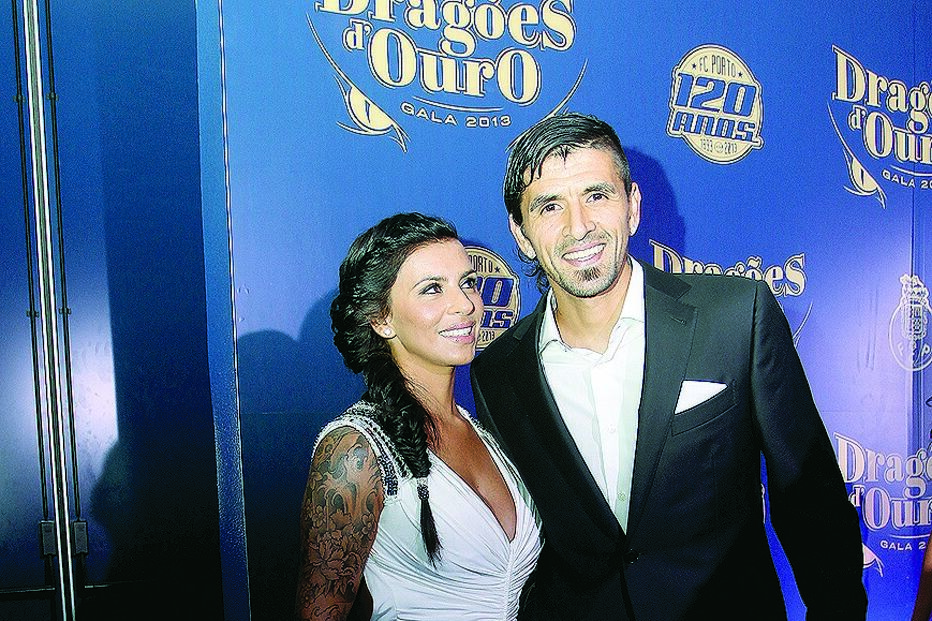 Lucho González com a mulher