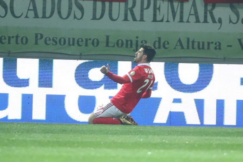 Pizzi celebra o seu segundo golo no jogo