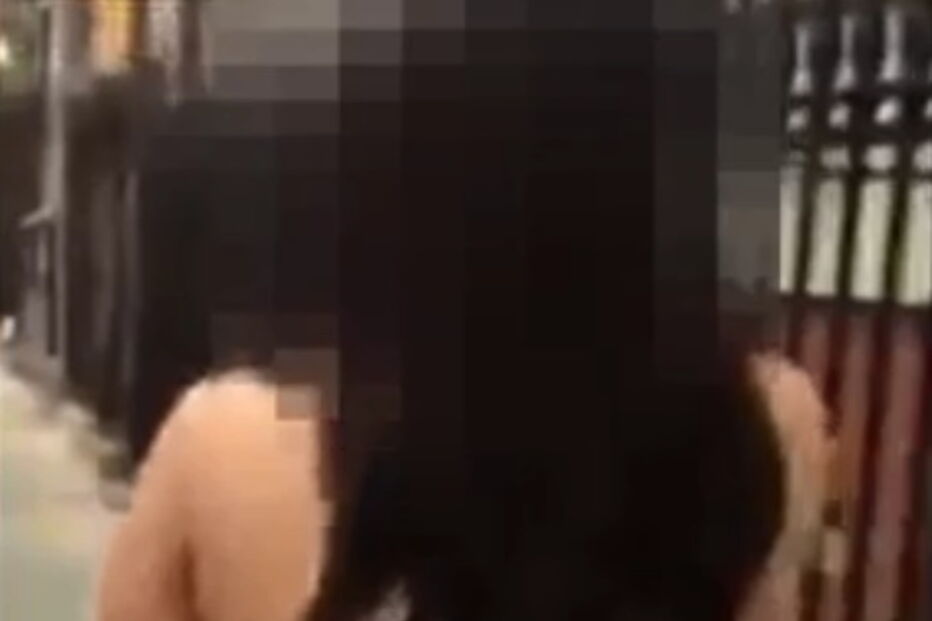 Obriga namorada a andar nua na rua e filma-a