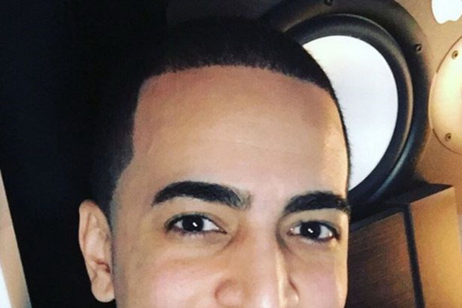 Obriga namorada a andar nua na rua e filma-a