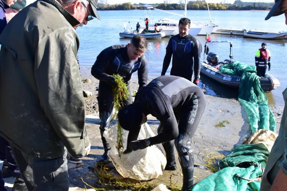 Redes ilegais apreendidas pela GNR em operação realizada no rio Tejo, na zona do Cartaxo