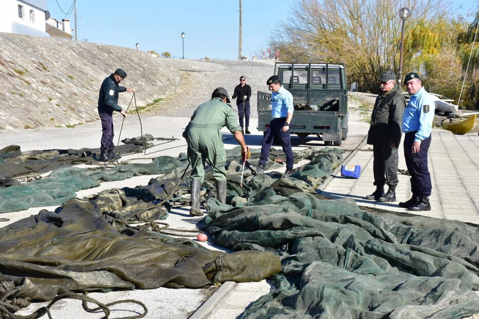 Redes ilegais apreendidas pela GNR em operação realizada no rio Tejo, na zona do Cartaxo