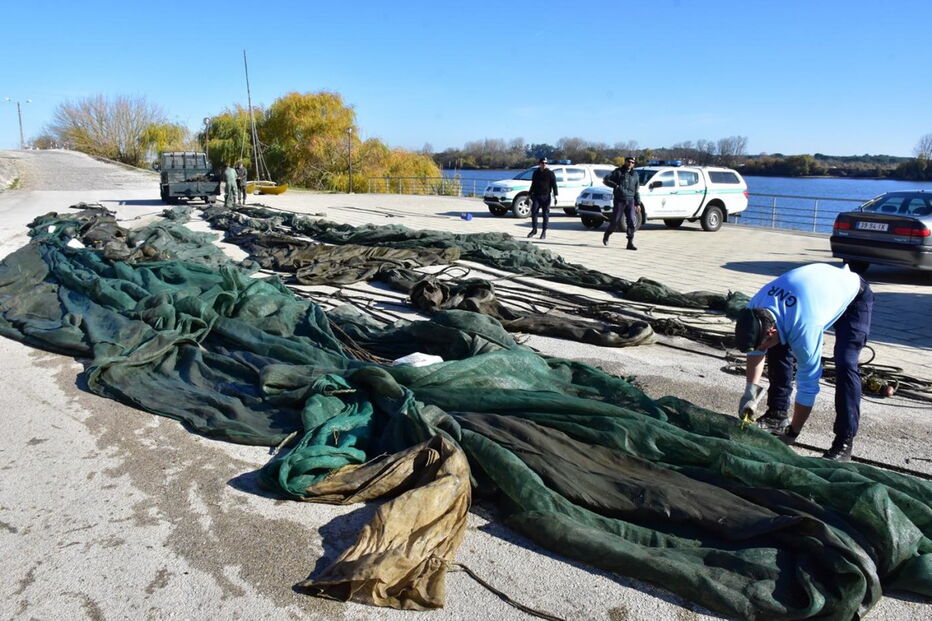Redes ilegais apreendidas pela GNR em operação realizada no rio Tejo, na zona do Cartaxo