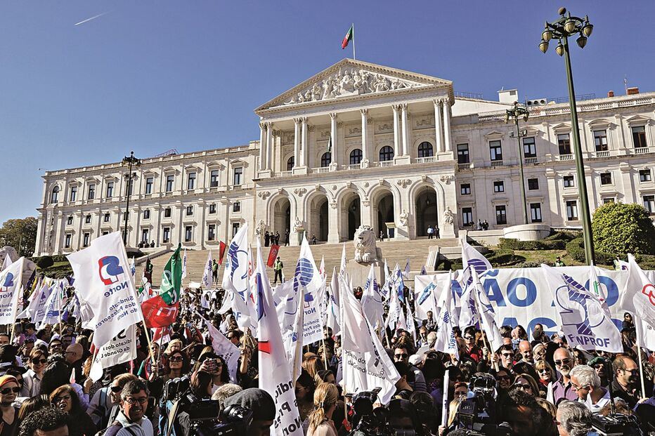 Professores têm protestado pela recuperação do tempo de carreira congelado. Os sindicatos negoceiam com o Governo