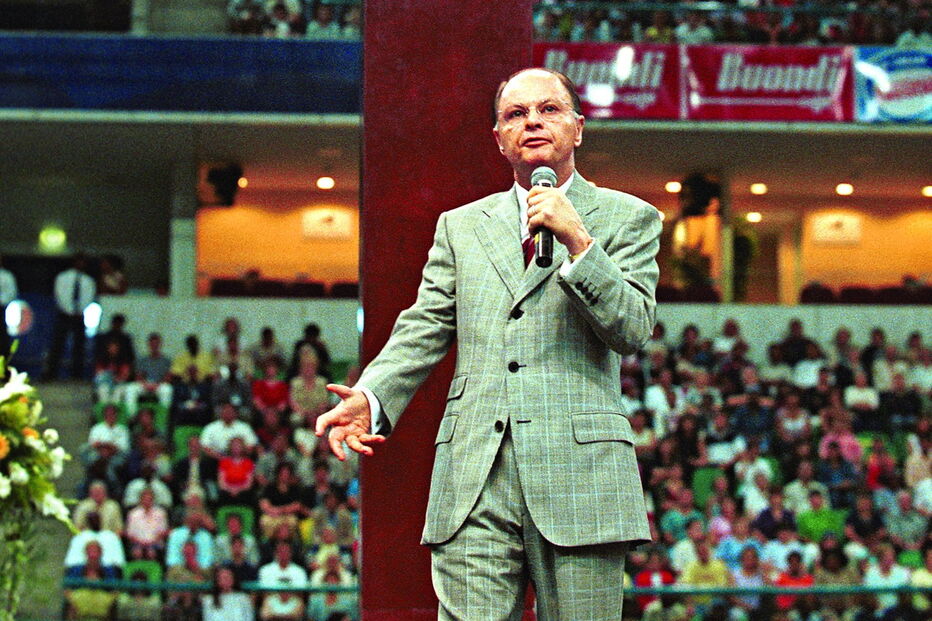 Edir Macedo, líder da Igreja Universal do Reino de Deus, encheu o Pavilhão Atlântico, em Lisboa, no ano de 2002 