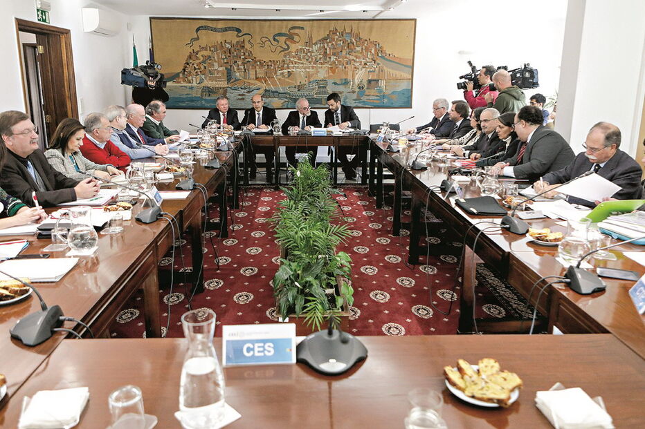 Concertação Social reuniu ontem Governo e parceiros sociais para tentar chegar a acordo sobre o salário mínimo com bolo-rainha sobre a mesa  