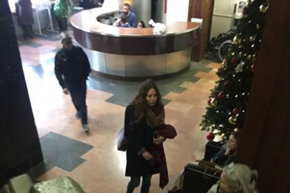 Jenna Thiam visita hospital onde Salvador está internado