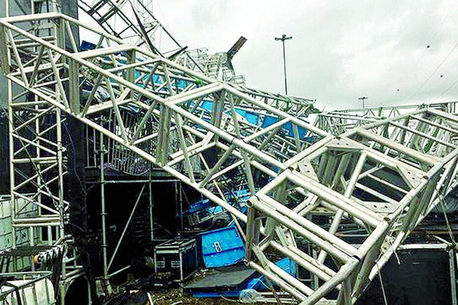 Estrutura metálica caiu em cima do palco devido aos ventos fortes 