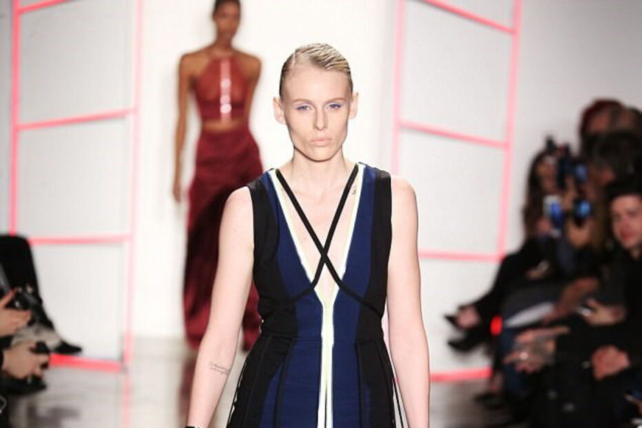 Infeção causada por tampão leva jovem a amputar pernas