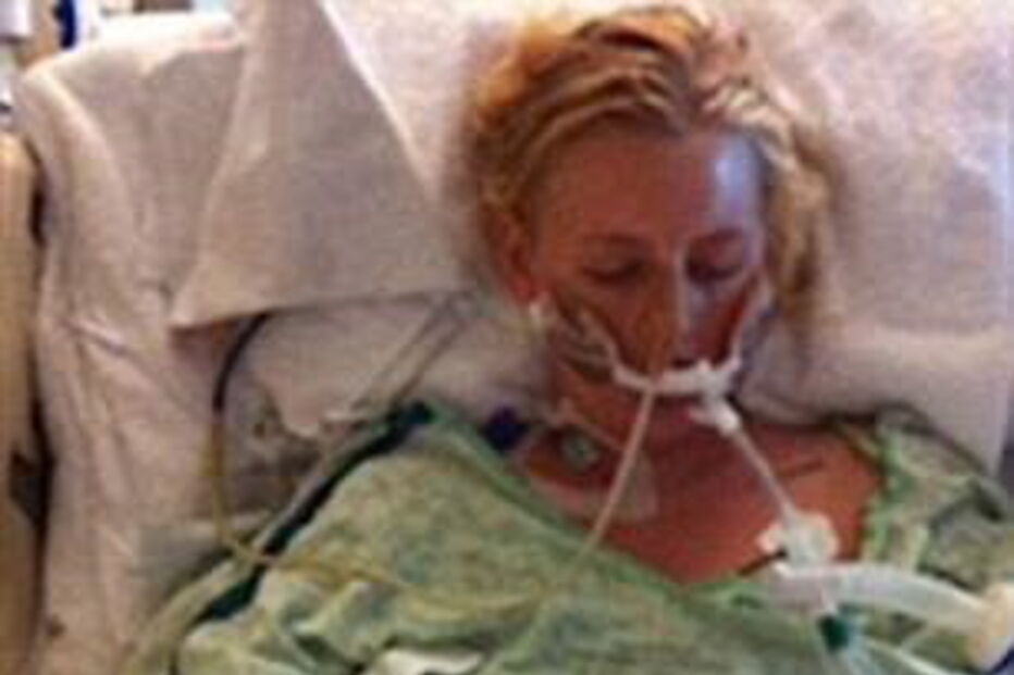 Infeção causada por tampão leva jovem a amputar pernas