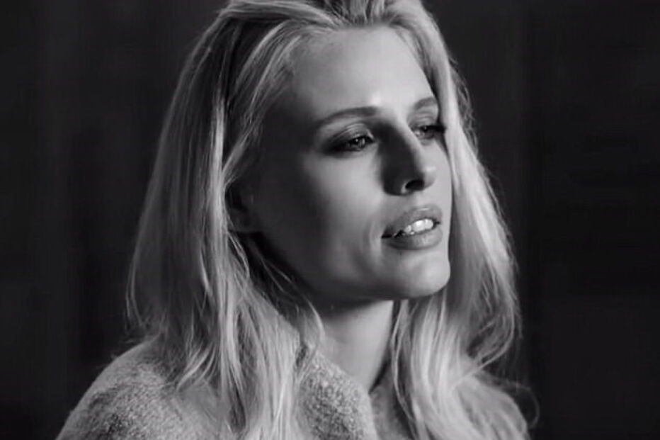 Infeção causada por tampão leva jovem a amputar pernas