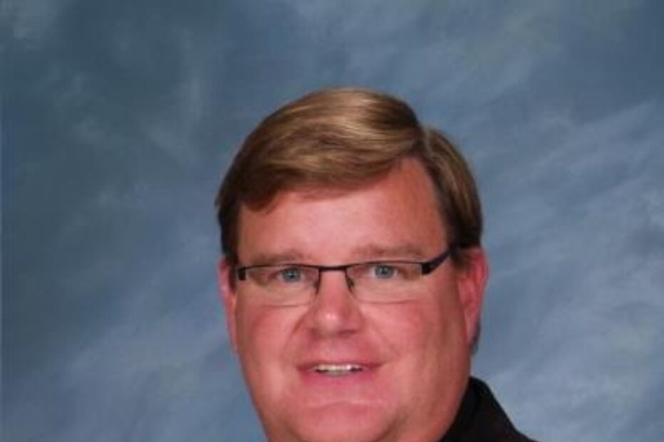 Padre católico anuncia que é gay e recebe ovação de pé