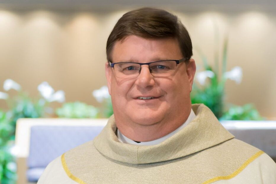 Padre católico anuncia que é gay e recebe ovação de pé