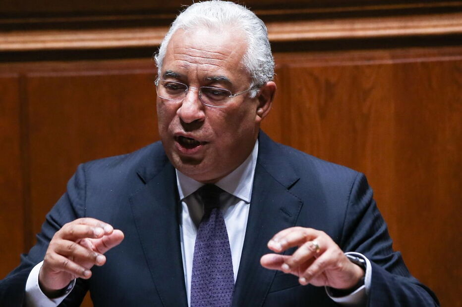 António Costa, primeiro-ministro, olha para o retrovisor oferecido por Assunção Cristas e enumera sucessos  