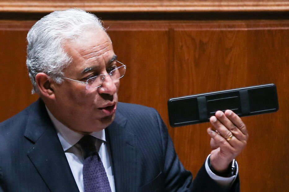 António Costa, primeiro-ministro, olha para o retrovisor oferecido por Assunção Cristas e enumera sucessos  