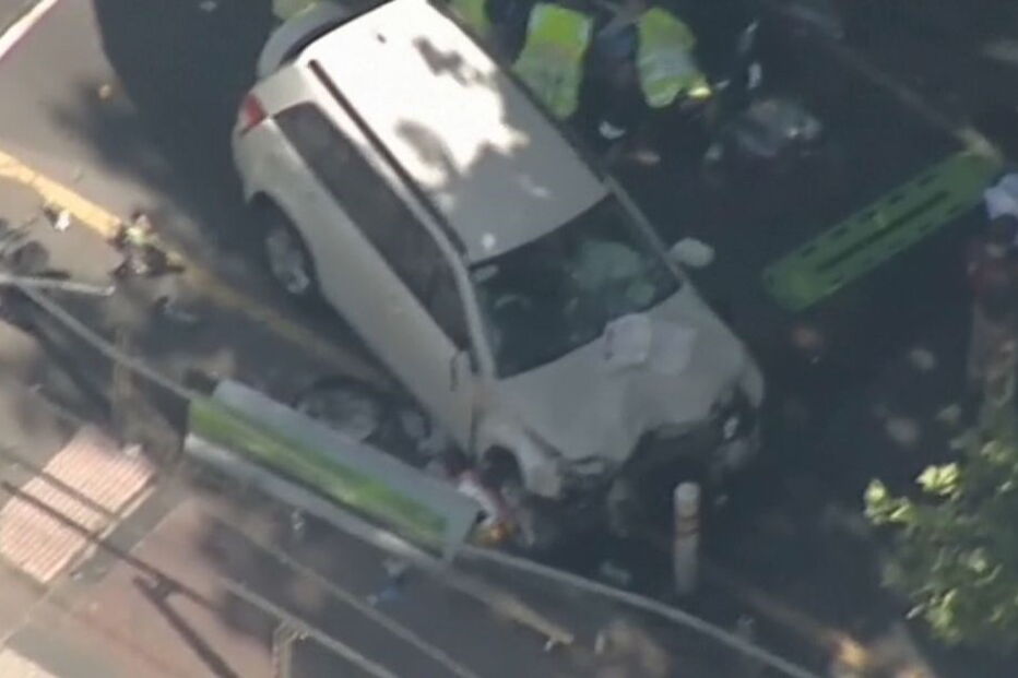 O carro que atropelou dezenas de pessoas, em Melbourne
